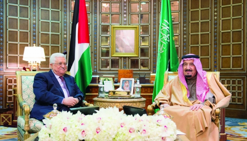 الملك سلمان لدى استقباله محمود عباس في الرياض اليوم