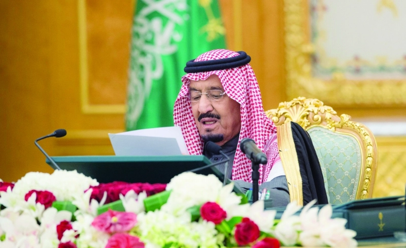 الملك سلمان خلال ترؤسه جلسة مجلس الوزراء لإقرار الميزانية (واس)