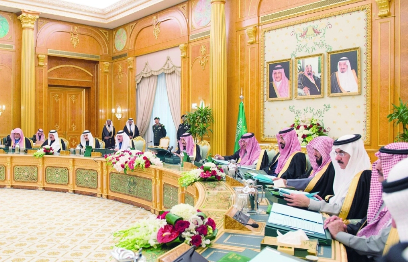 الملك سلمان خلال ترؤسه جلسة مجلس الوزراء لإقرار الميزانية بحضور ولي العهد وولي ولي العهد (واس)