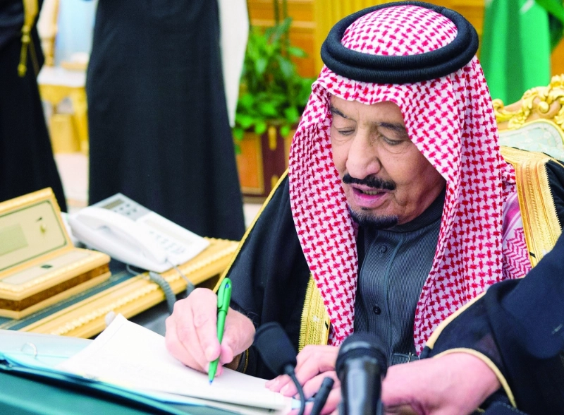 الملك سلمان موقعا على المرسوم الملكي الخاص بالميزانية