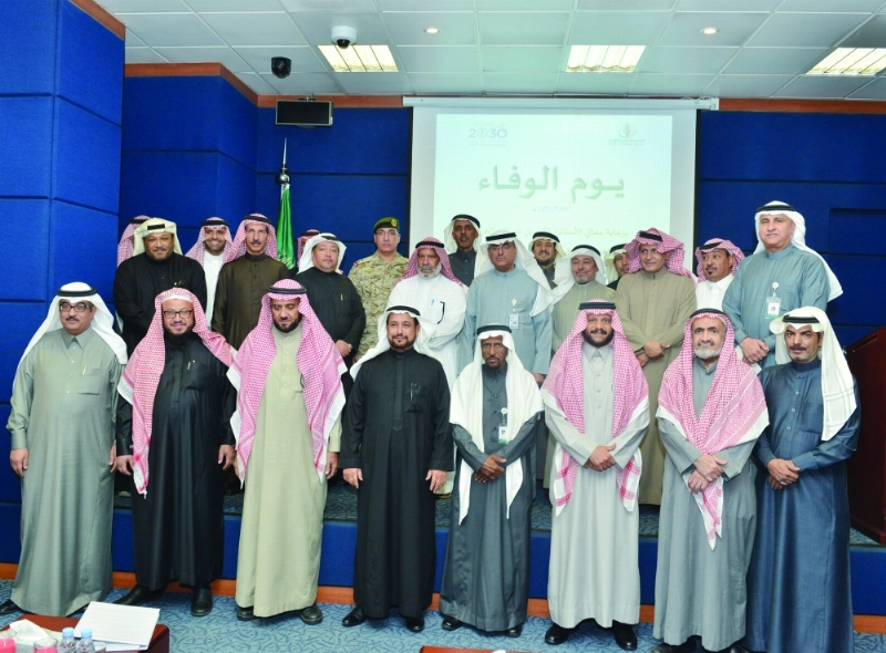 خالد العرج يتوسط المتقاعدين المكرمين (مكة)