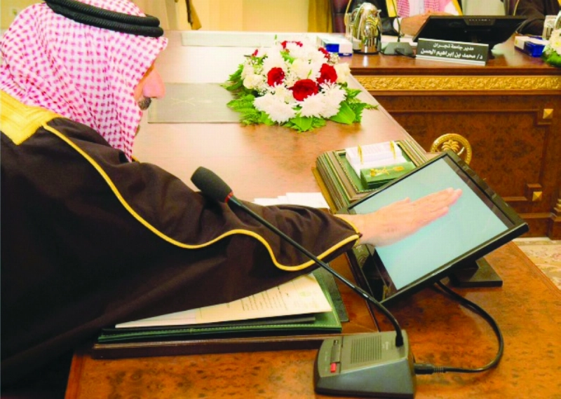 جلوي بن عبدالعزيز مدشنا نظام إنجاز أمس (واس)