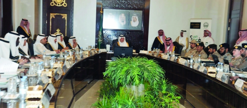 خالد الفيصل خلال ترؤسه اجتماع اللجنة الشهري (واس)