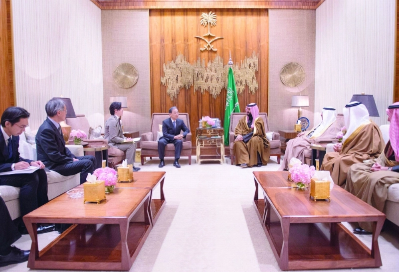 الأمير محمد بن سلمان خلال لقاء اكيرا كيوتا ومسؤولي البورصة اليابانية (واس)
