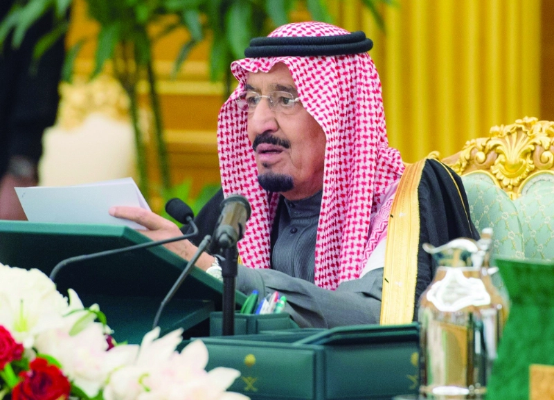 الملك سلمان متحدثا خلال جلسة مجلس الوزراء أمس (واس)