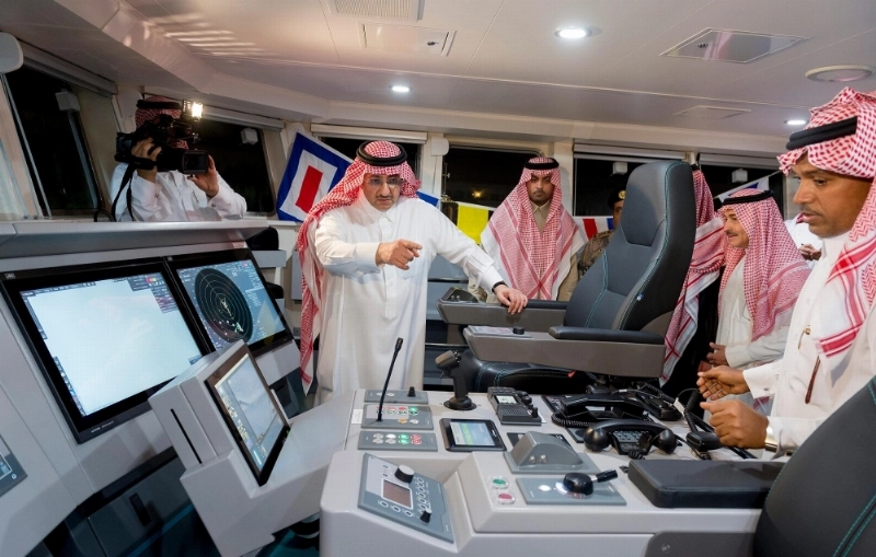 ولي العهد في غرفة وبرج القيادة
