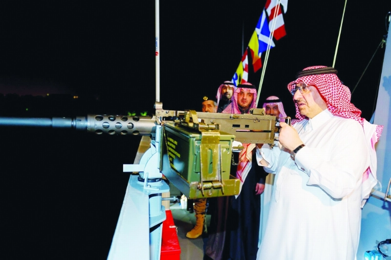 الأمير محمد بن نايف يتفقد أحد أسلحة سفينة جدة للتدريب (واس)