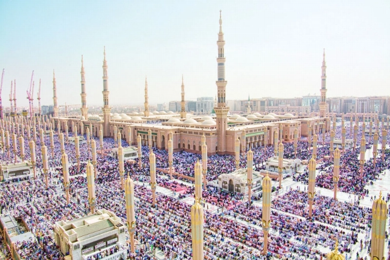 جموع المصلين في المسجد النبوي أمس (أنس الحارثي)