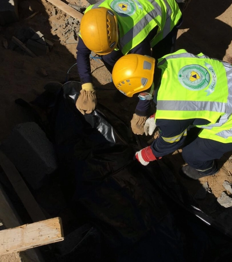 فرقة الدفاع المدني خلال استخراج الجثة (مكة)