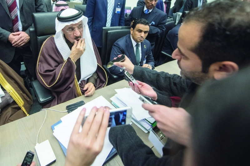 الفالح خلال حديثه مع الصحفيين في اجتماع أوبك نوفمبر الماضي (مكة)