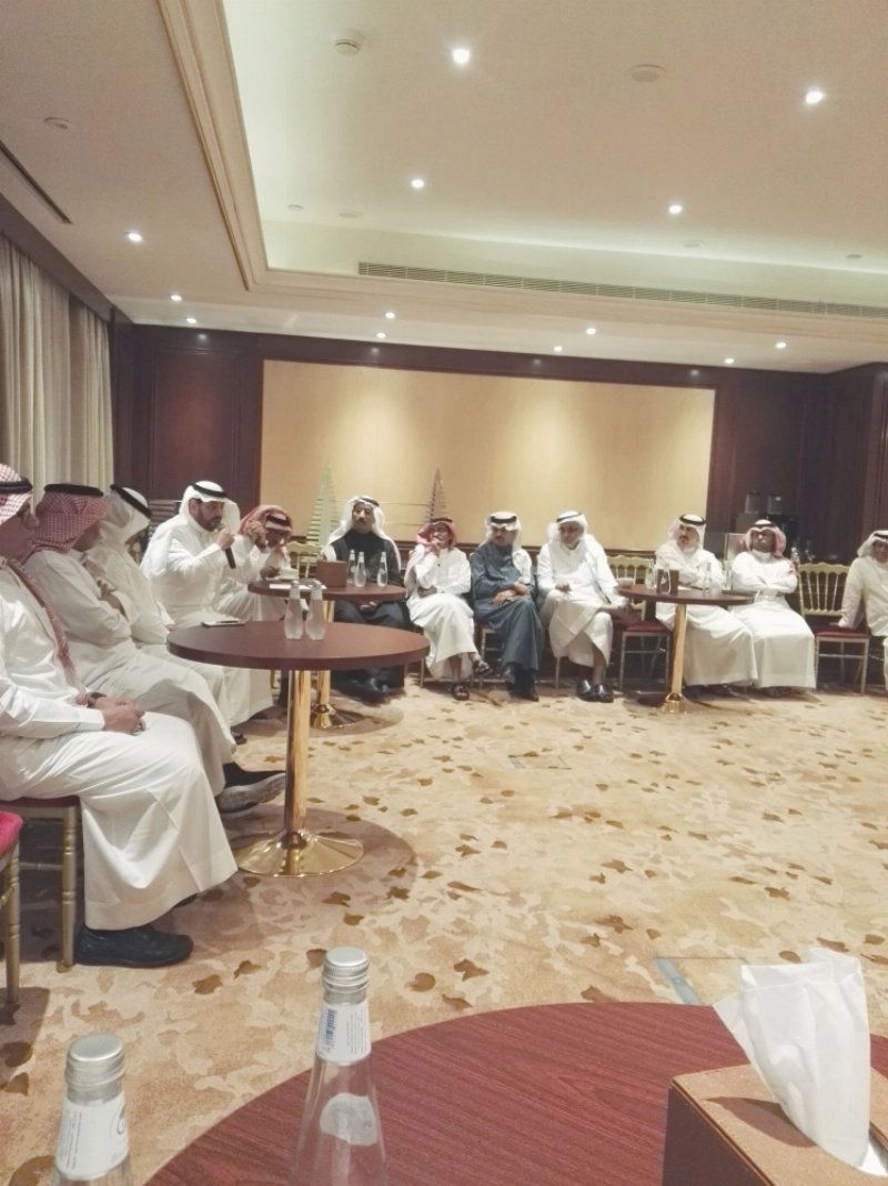 المثقفون داخل الإيوان الثقافي (مكة)