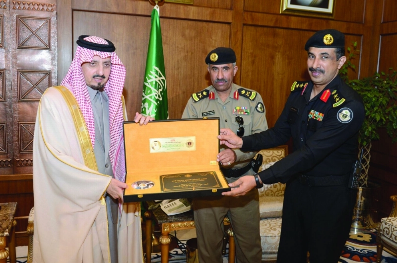 فيصل بن خالد يتسلم تقرير دوريات الأمن بعسير (واس)