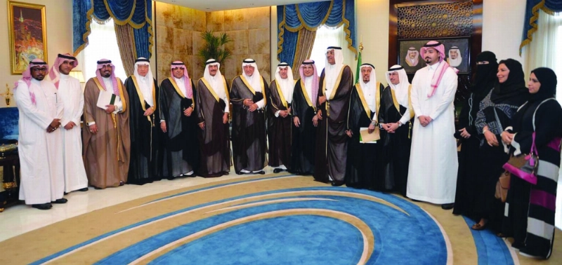 خالد الفيصل لدى استقباله رئيس وأعضاء هيئة الصحفيين (واس)