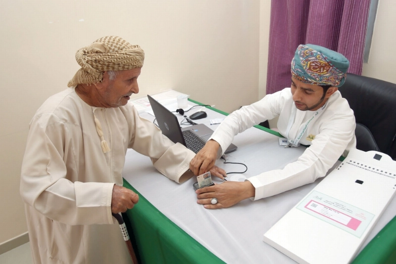 عماني يدلي بصوته في مركز اقتراع أمس (أ ف ب)