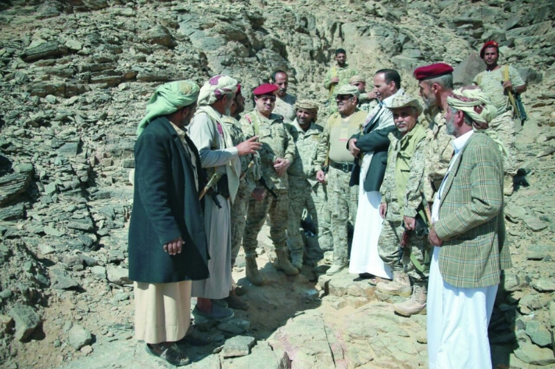 الأحمر يتحدث مع عدد من قيادات الجيش ووجهاء القبائل في مأرب (سبأ نت)