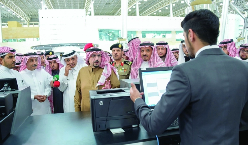 أمير القصيم يستمع لشرح من أحد موظفي المحطة (واس)