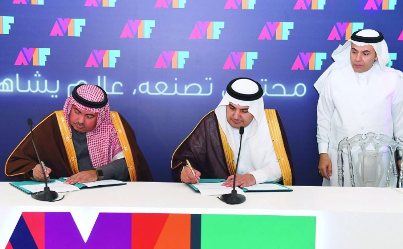 تركي بن سعود وعادل الطريفي خلال توقيع الاتفاقيتين (واس)