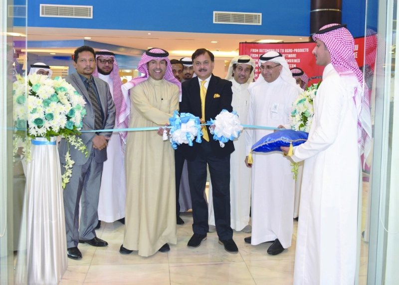 السفير الهندي مفتتحا المعرض (مكة)