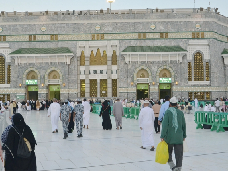 عدد من الزوار والمعتمرين في الساحات الخارجية للحرم أمس (عبدالمحسن دومان)