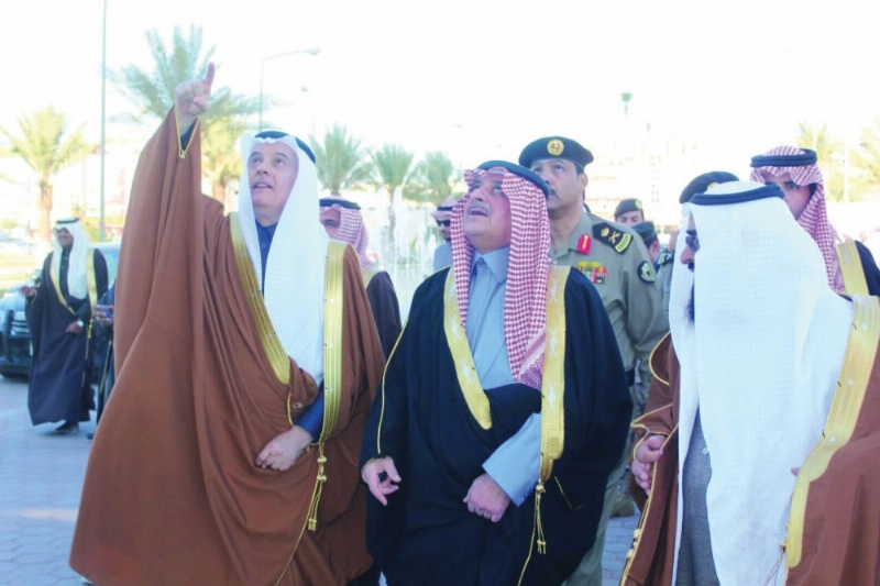 فهد بن سلطان خلال تدشين المشاريع أمس بحضور عبدالرحمن الفضلي (مكة)