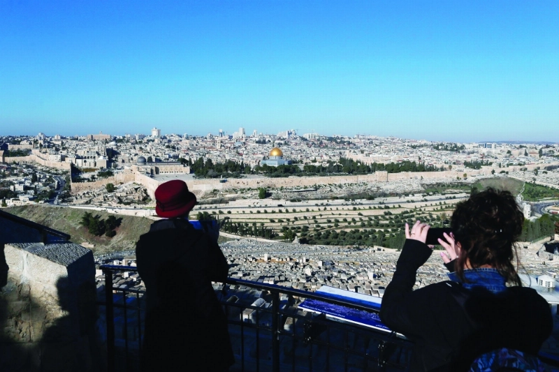 سياح يلتقطون صورا للقدس الشرقية (أ ف ب)