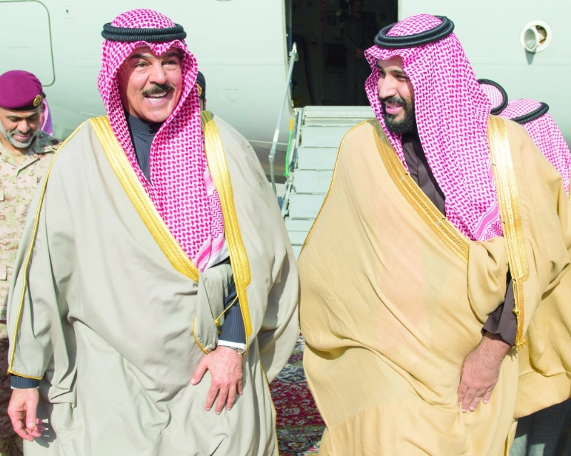 الأمير محمد بن سلمان مستقبلا محمد الصباح في مطار قاعدة الملك سلمان الجوية