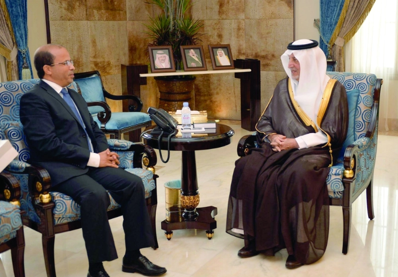 خالد الفيصل مستقبلا سامي السعيدي في مكتبه أخيرا (مكة)