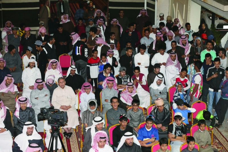 جمهور الأمسية عبر شاشة خارجية في فناء النادي (مكة)
