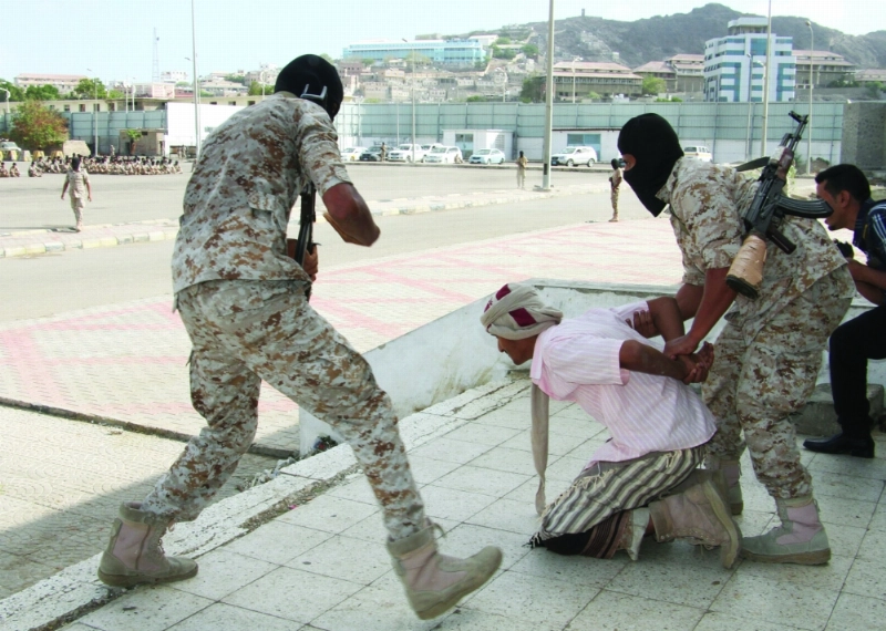 قوات مكافحة الإرهاب خلال عرض لحفل تخريج دفعة جديدة في عدن (أ ف ب)