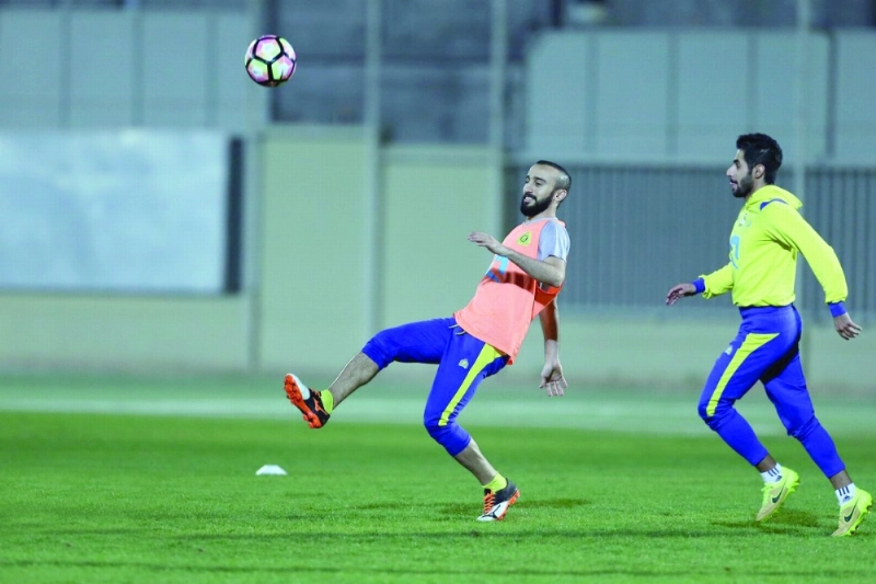 محمد السهلاوي يسدد الكرة خلال التدريبات (إعلامي النصر)