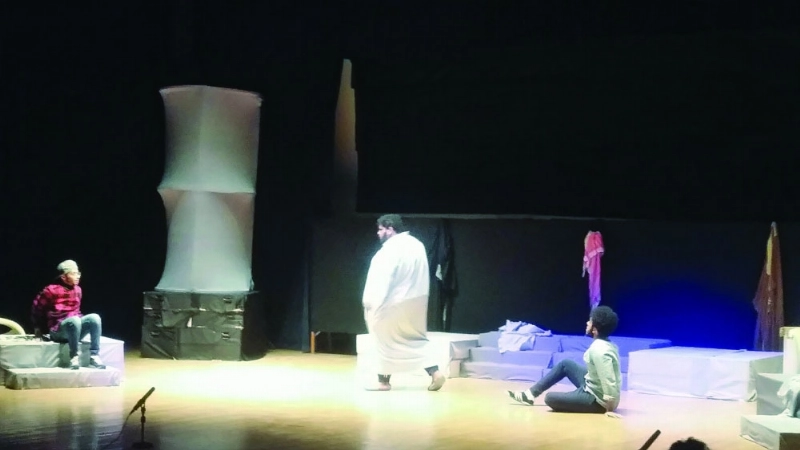 مشهد من المسرحية (مكة)