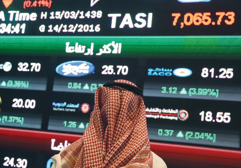 مستثمر يتابع شاشة تداول (مكة)