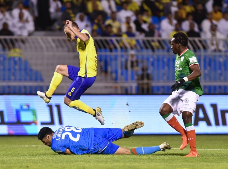إيفان توميتشاك يتفادى الاحتكاك بحارس الاتفاق أحمد كسار (محمد مشهور)