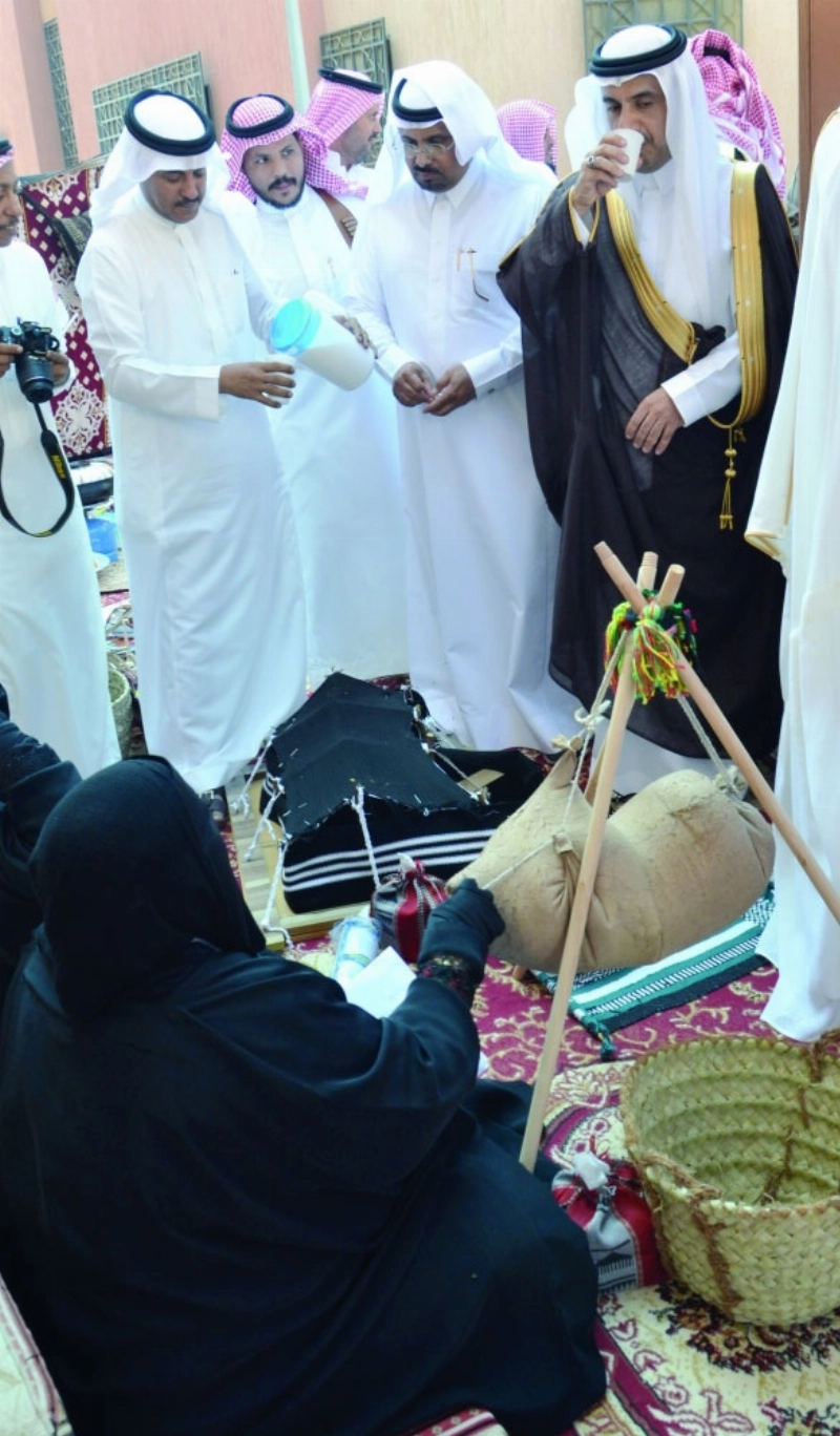 من افتتاح معرض الأسر المنتجة بالجموم (عبدالمحسن دومان)