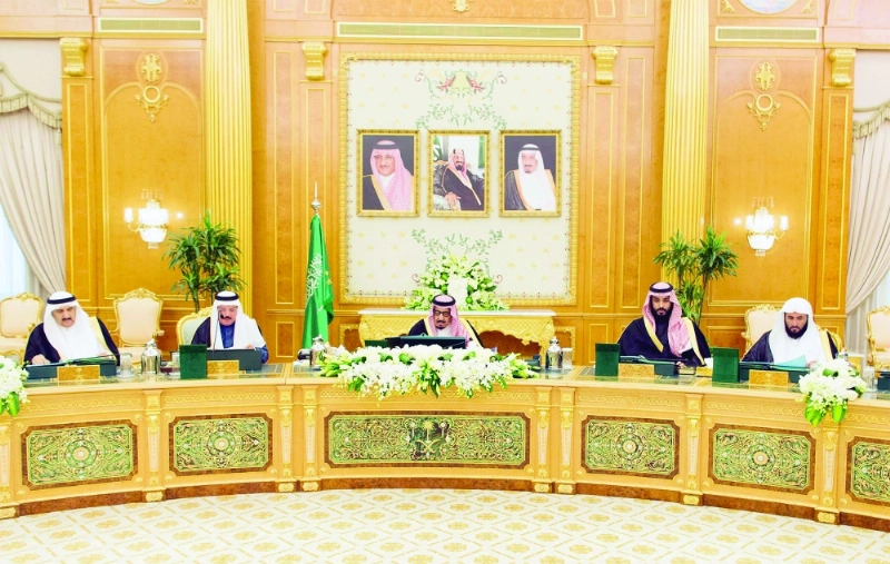 الملك سلمان مترئسا جلسة المجلس في قصر اليمامة بالرياض اليوم بحضور ولي ولي العهد (واس)