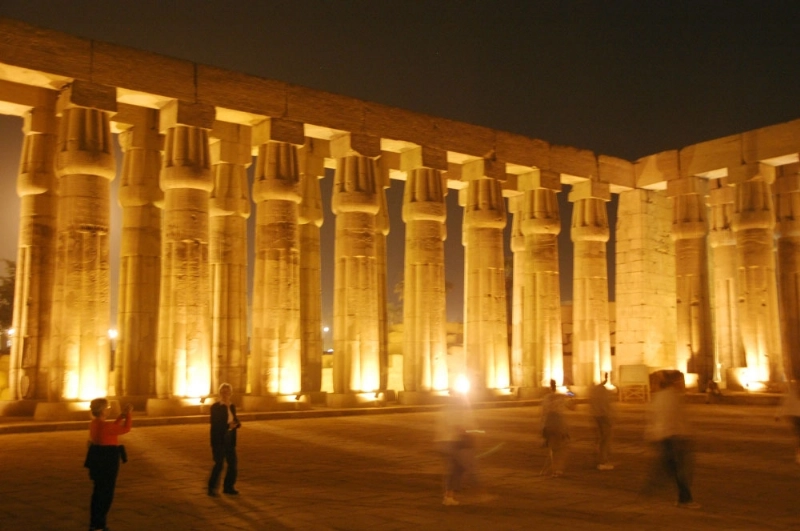 إضاءة آثار الأقصر بالطاقة الخضراء (wordpress)