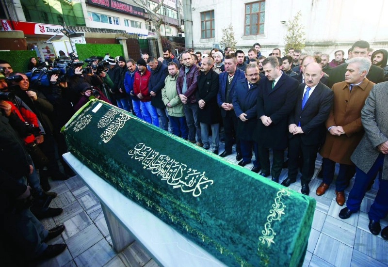 تشييع جثمان ضحية في مجزرة إسطنبول أمس (رويترز)