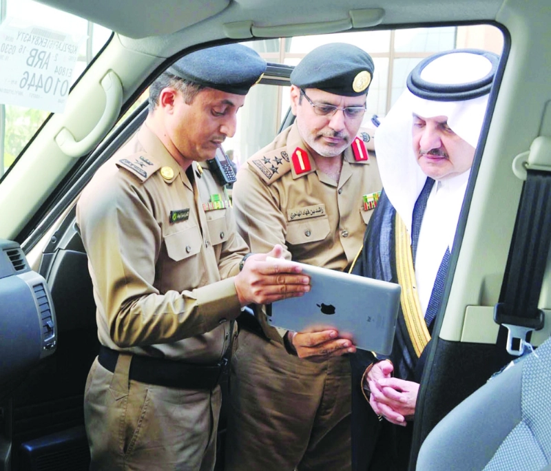 سعود بن نايف مدشنا المركبات الجديدة للمرور السري (واس)