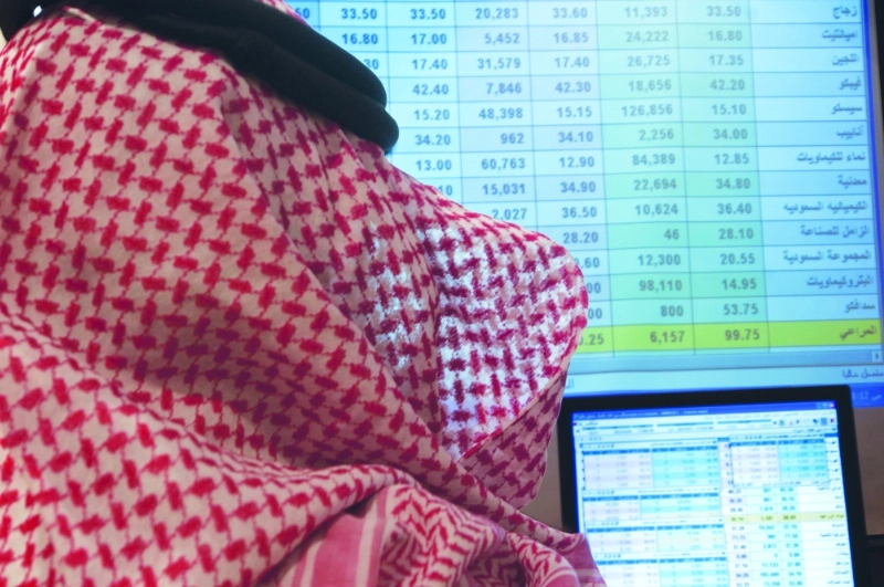 مستثمر يتابع شاشة تداول (مكة)