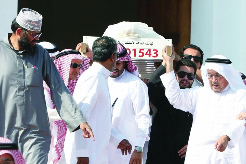 جثمانا التوأم محمد وأحمد الفضل على الأكتاف (محمد يحيى)