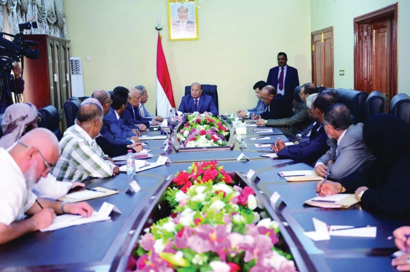 هادي خلال اجتماع مع السلطات القضائية والنيابية بعدن (سبأ نت)