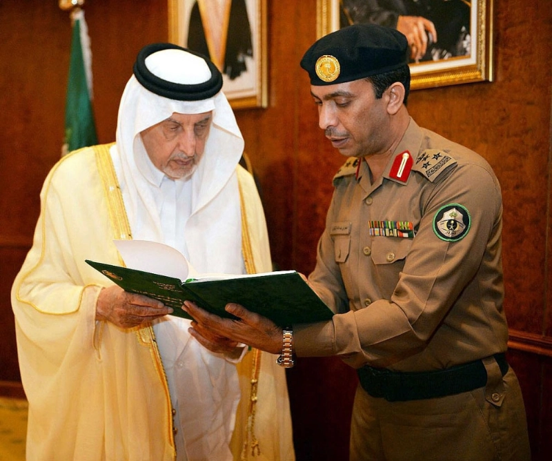 خالد الفيصل لدى تسلمه تقرير المرور (واس)