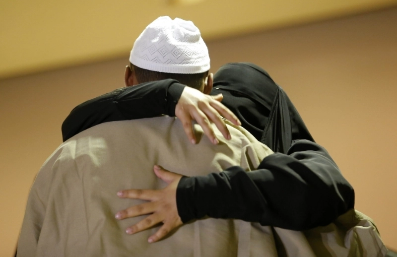 سالم بن كناد في عناق حار مع أحد أفراد أسرته.. (محمد مشهور)