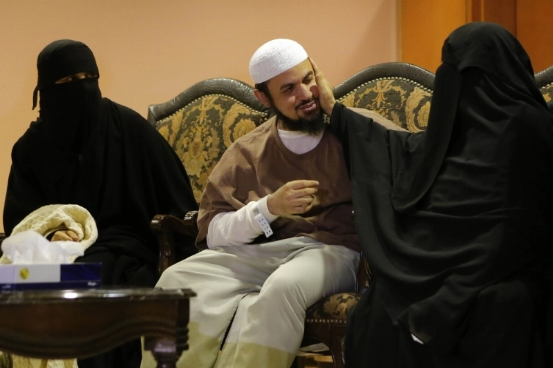 العائد الشبلي ملاطفا والدته.. (محمد مشهور)