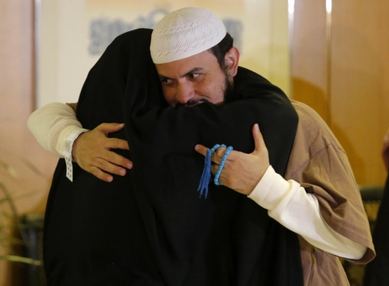 والدة الشبلي استقبلته بالدموع والدعاء.. (محمد مشهور)