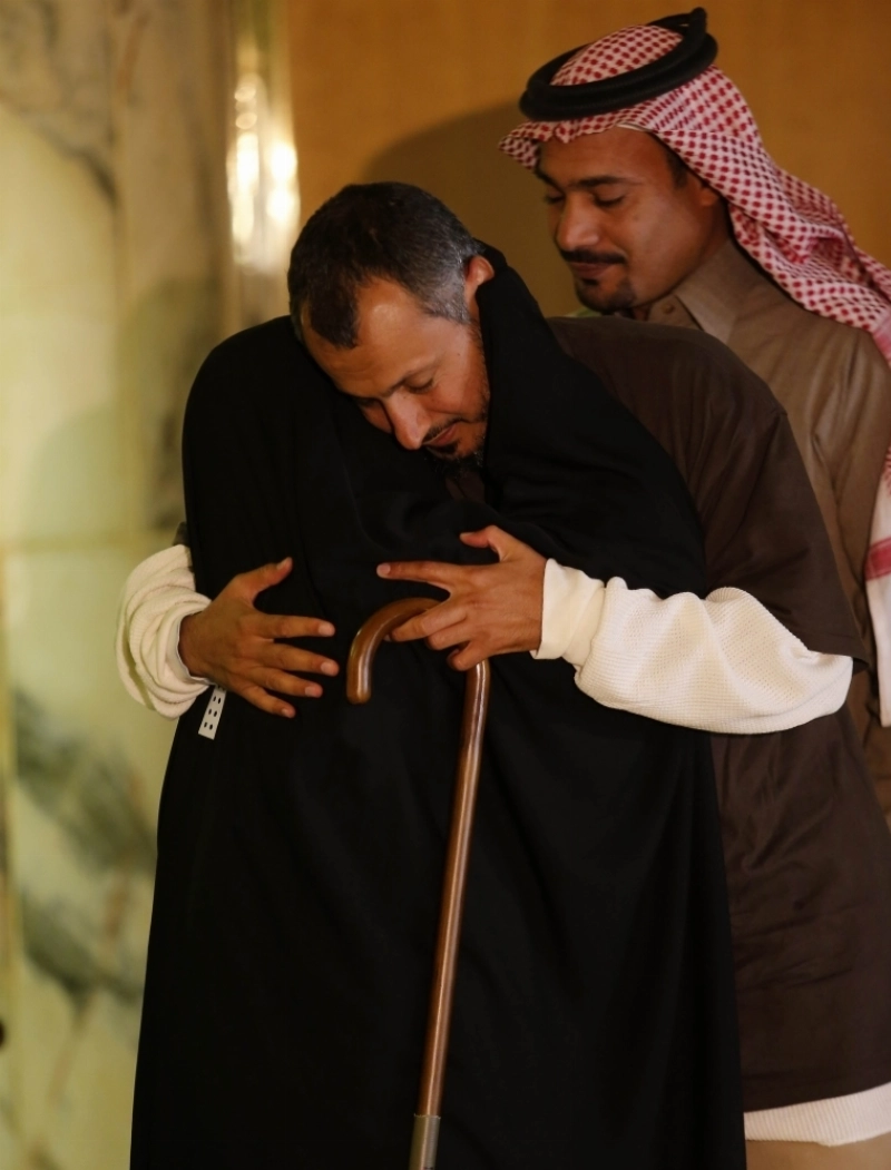 العائد محمد باوزير معانقا أهله فور وصوله أمس.. (محمد مشهور)