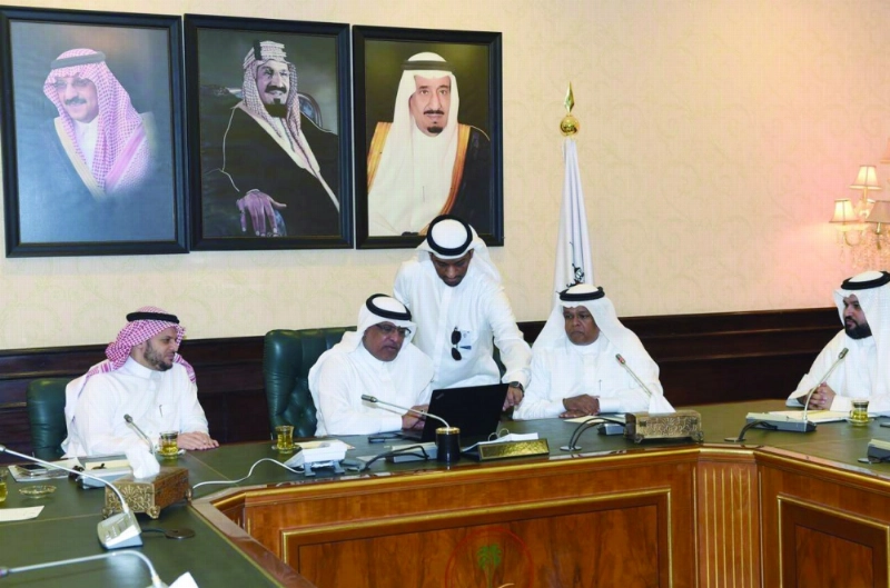 بكري عساس خلال تدشين الخدمات (مكة)