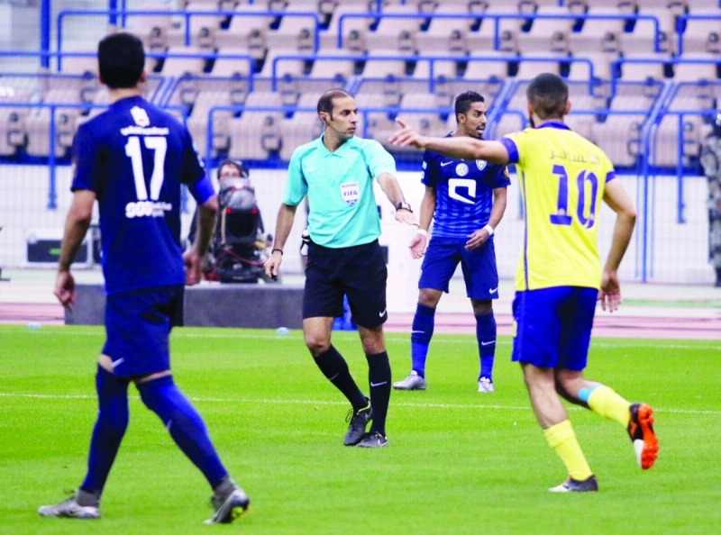تركي الخضير خلال إدارته ديربي الهلال والنصر (مكة)