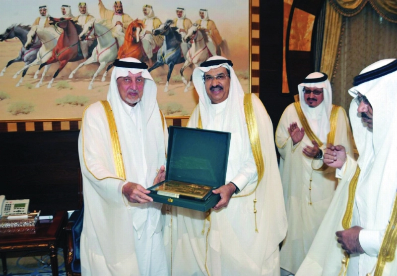 خالد الفيصل يسلم الجائزة لعلي الخبتي (واس)