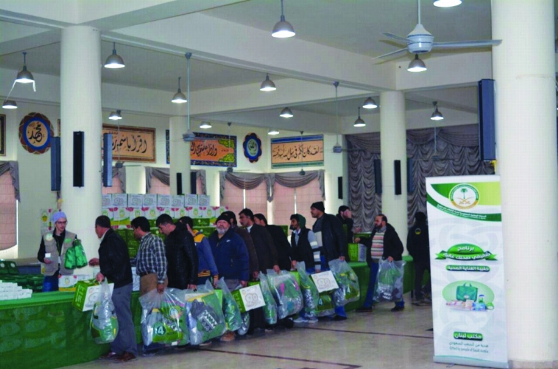 لاجئون سوريون بلبنان يتسلمون المساعدات الإغاثية السعودية (واس)